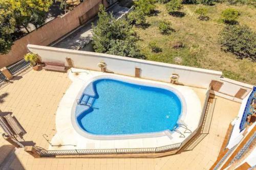 an overhead view of a swimming pool on a house at Apartamento La Fuente Alcaucin in Alcaucín