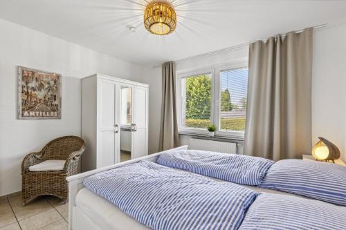Schlafzimmer mit einem Bett und einem Fenster in der Unterkunft Strand Quartier in Timmendorfer Strand