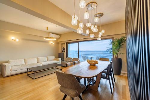 塞薩羅尼基的住宿－ICONIC SALONICA SUITE seafront，客厅配有桌子和沙发