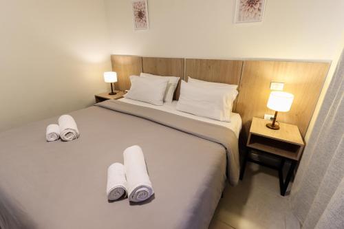 een hotelkamer met 2 bedden en handdoeken erop bij Mirador de Alem Apartments in Ushuaia