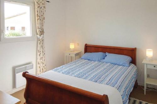佩澤納斯的住宿－anthurium，一间卧室配有一张带蓝色枕头的床和一扇窗户。