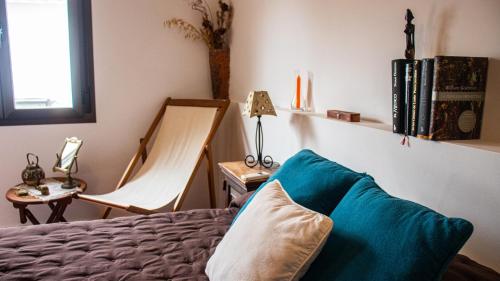 um quarto com uma cama com um sofá e uma cadeira em Casa Rural Valle de los Molinos em El Cristo del Espíritu Santo