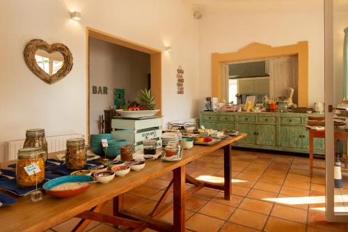 een keuken met een houten tafel met eten erop bij Finca Amapola - Agrotourismus in Campos