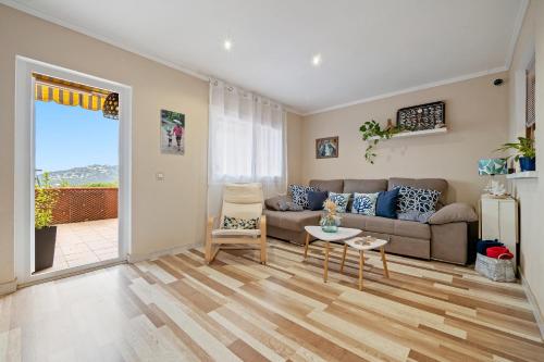 a living room with a couch and a table at Hauzify I Casa Maragda in Platja  d'Aro