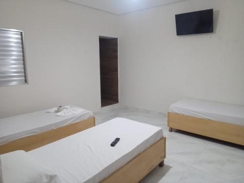 Łóżko lub łóżka w pokoju w obiekcie Hotel Novo Algés