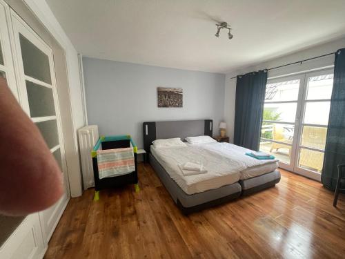 um quarto com uma cama e piso em madeira em Ruhige Doppelhaushälfte mit 5 Schlafzimmern im Villenviertel em Hamburgo