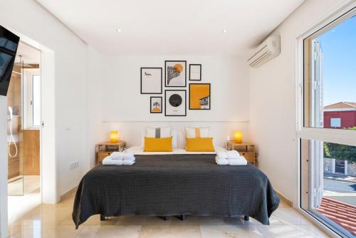 Postel nebo postele na pokoji v ubytování Villa with private pool and workspace