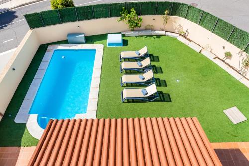 Výhľad na bazén v ubytovaní Villa with private pool and workspace alebo v jeho blízkosti
