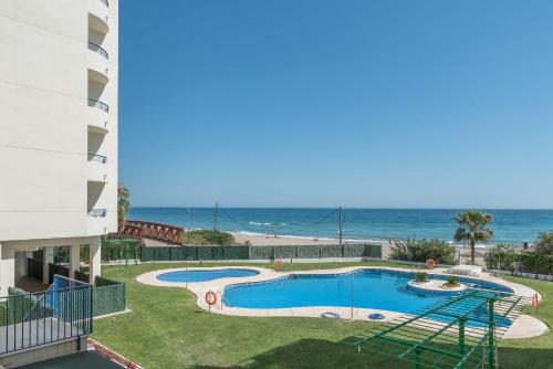 マルベーリャにあるApartamento 305のビーチの景色を望むバルコニーが備わる客室です。