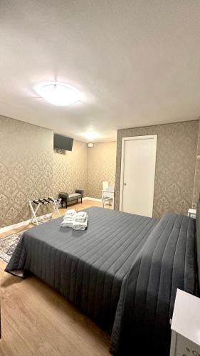 a bedroom with a large bed with two towels on it at Hotel Apostoli Garden in Venice