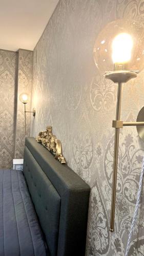 a room with a couch and a lamp and a wall at Hotel Apostoli Garden in Venice
