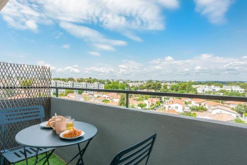 d'une table et de chaises sur un balcon avec vue. dans l'établissement Modern and colourful apartment with balcony - Montpellier - Welkeys, à Montpellier