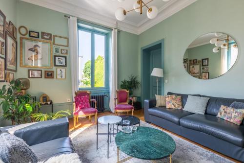 - un salon avec un canapé et une table dans l'établissement Villa with pool and garden close to Lyon - Welkeys, à Champagne-au-Mont-dʼOr