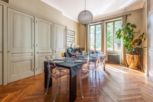 une salle à manger avec une grande table et des chaises dans l'établissement Villa with pool and garden close to Lyon - Welkeys, à Champagne-au-Mont-dʼOr