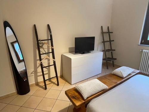 a room with a tv on a dresser with a tvictericter at Casa Iris in Omegna