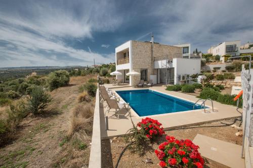 eine Villa mit Swimmingpool auf einem Hügel in der Unterkunft Esprit Villa 20 in Polis Chrysochous