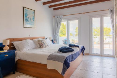 Ένα ή περισσότερα κρεβάτια σε δωμάτιο στο SUNRISE BEACH VILLA, - garden gate opens onto the beach
