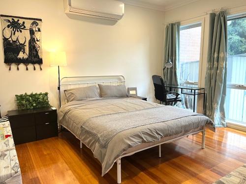 Katil atau katil-katil dalam bilik di Cozy 4B3B home w parking WIFI @Clayton
