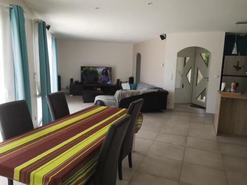 un salon avec une table et un canapé dans l'établissement Sabat, à Château-lʼÉvêque