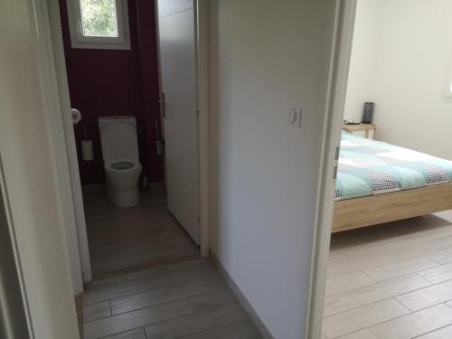 una camera con letto e un bagno con servizi igienici di Sabat a Château-lʼÉvêque