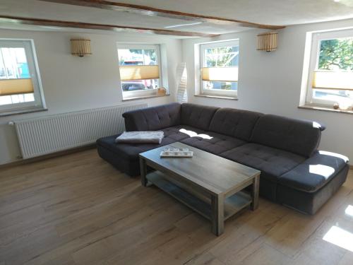 sala de estar con sofá y mesa de centro en Da Camillo en Oberstaufen