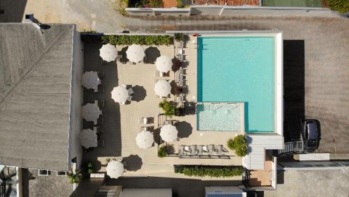 una vista aérea de un edificio con piscina y ovejas en Hotel Eden en Lido di Jesolo