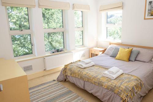 sypialnia z łóżkiem z dwoma ręcznikami w obiekcie White Horses a large family home in Bantham South Devon with fantastic sea views w mieście Bigbury-on-Sea