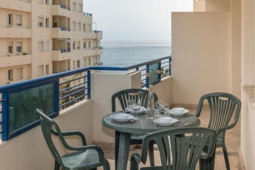 マルベーリャにあるApartamento 305の海を望むバルコニー(テーブル、椅子付)