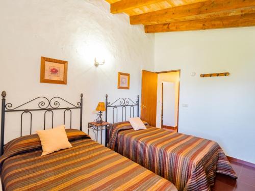 ein Schlafzimmer mit zwei Betten in einem Zimmer in der Unterkunft Cubo's Cortijo La Palmera in Cártama