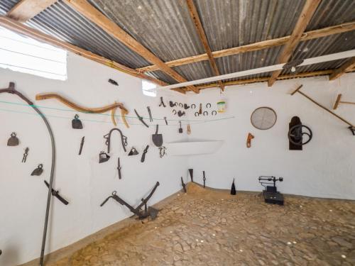 ein Zimmer mit einem Haufen Werkzeug an der Wand in der Unterkunft Cubo's Cortijo La Palmera in Cártama