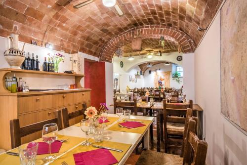 une salle à manger avec des tables et des chaises dans un restaurant dans l'établissement Albergo Dal Fata, à Gambassi Terme