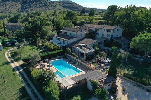 une vue aérienne d'une maison avec piscine dans l'établissement Le Cosi Cool Douce Family, à Joyeuse