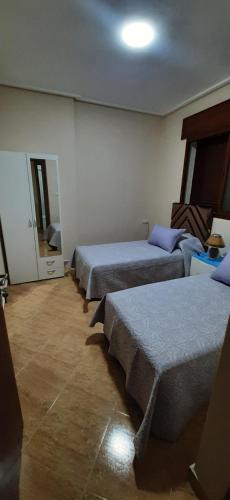 Zimmer mit 3 Betten in einem Zimmer in der Unterkunft Appart hassan in Fnideq