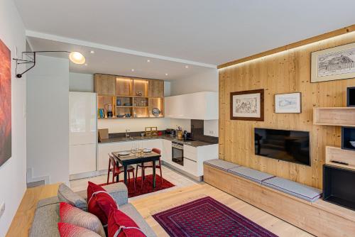 un salon avec un canapé et une cuisine dans l'établissement Apartment Chéserys, Alpes Travel, Les Praz Sleeps 2-4, à Chamonix-Mont-Blanc