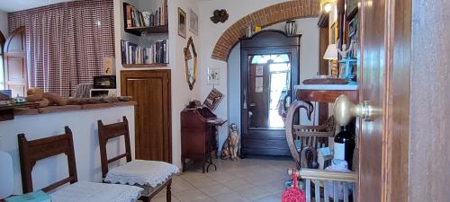 a room with a kitchen and a hallway with a door at Alfieri Bed & Breakfast in Pisa
