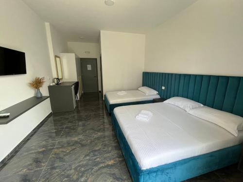 Łóżko lub łóżka w pokoju w obiekcie LEODORI 3 suites
