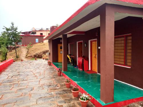 a house with a pool of water in the courtyard at Traveller Hive Kasar Devi in Almora