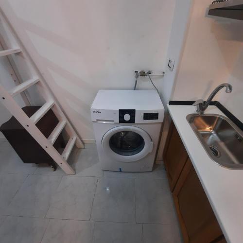 baño pequeño con lavadora y lavamanos en Addò rafel, en Campagna