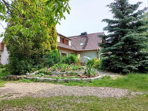 un jardín frente a una casa en Biohof Am Turawa-See, en Szczedrzyk