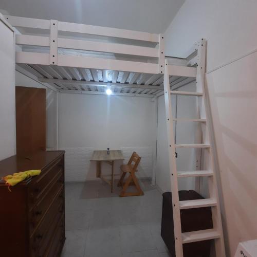 Cama elevada en habitación con escritorio y escalera en Addò rafel, en Campagna