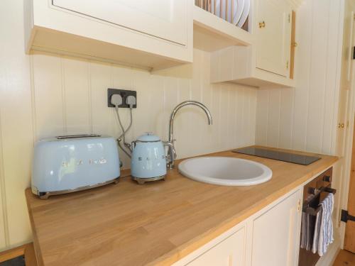 a kitchen counter with a sink and a appliance on it at The Hares Rest in Shipston-on-Stour