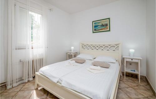 um quarto com uma cama branca com duas toalhas em Cozy Home In Pula With Wifi em Pula