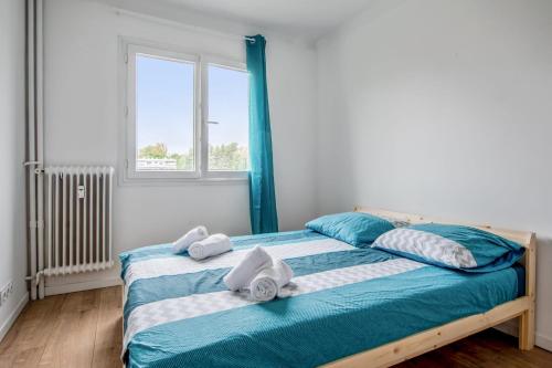 une chambre avec un lit avec des serviettes dessus dans l'établissement Appartement Lauriers - Welkeys, à Antibes