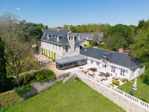 uma vista aérea de uma grande casa branca em Château De Noirieux em Briollay