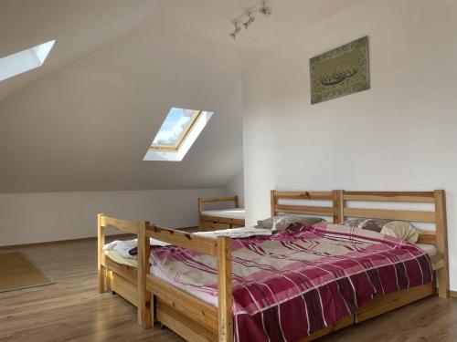 um quarto com uma cama de madeira num quarto em Kopice Nature Residence Near Lake Dabie em Kopice