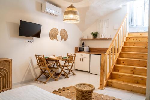 uma cozinha e sala de estar com uma escada e uma mesa em Le Bali Safranier Vieil Antibes em Antibes