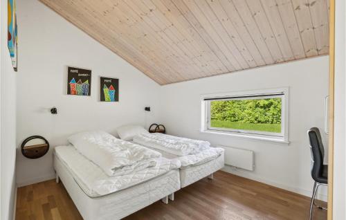 Postel nebo postele na pokoji v ubytování Gorgeous Home In Tarm With Kitchen