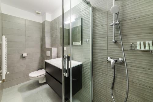 uma casa de banho com um chuveiro, um WC e um lavatório. em Lexxa 3 Casa Del Mar-Mamaia Nord em Mamaia