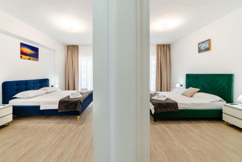 um quarto com 2 camas e um espelho em Lexxa 3 Casa Del Mar-Mamaia Nord em Mamaia