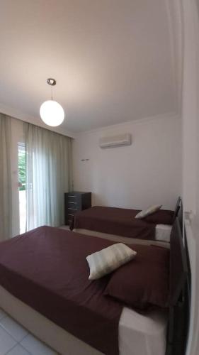 sypialnia z 2 łóżkami i oknem w obiekcie 5 YILDIZLI OTEL KONFORU w mieście Antalya